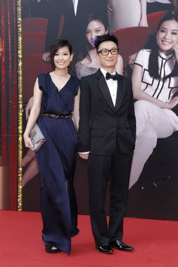 郑中基的下坡情史，38岁官宣婚讯当天离婚，49岁爱上5位港圈神颜