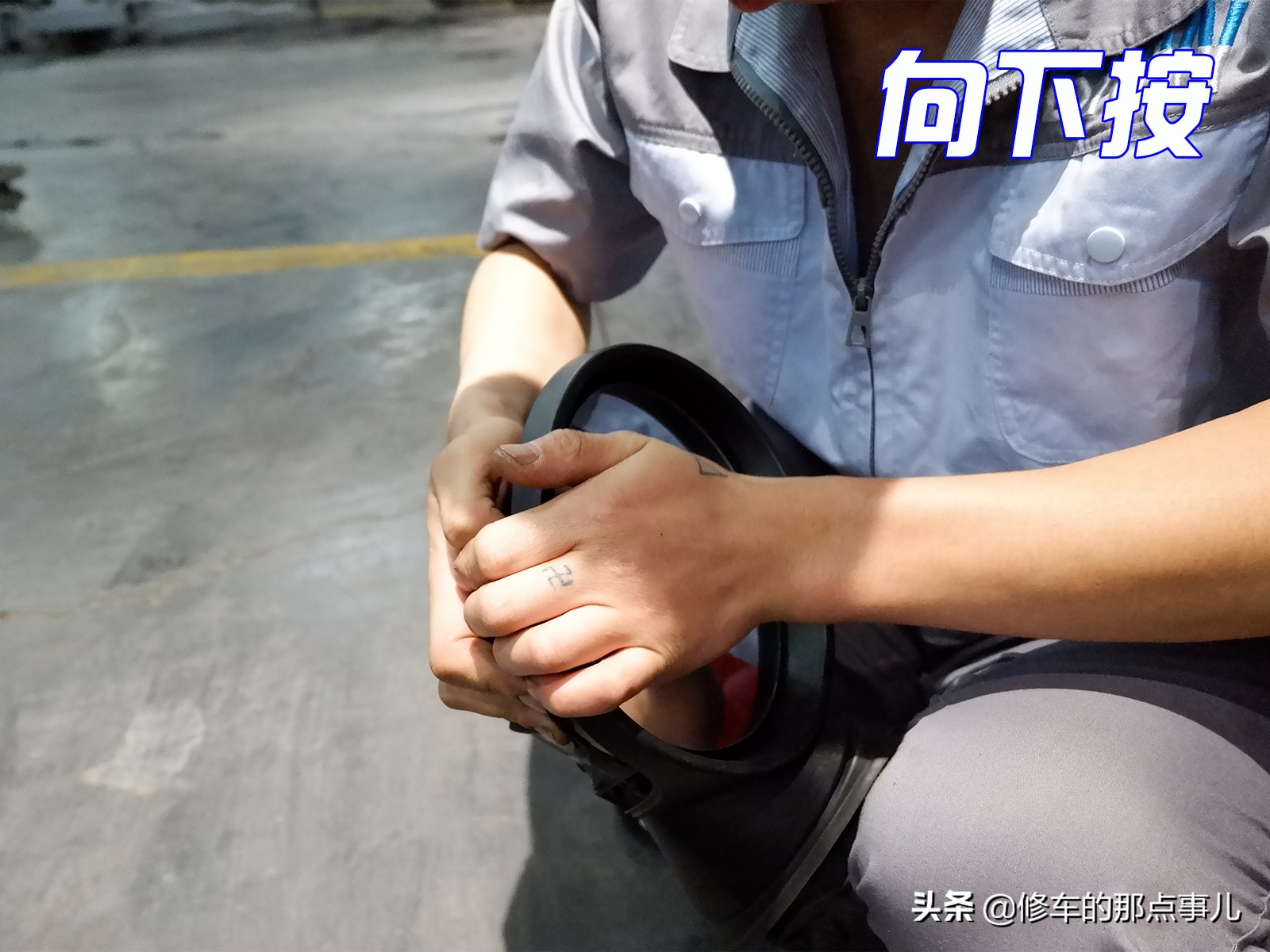 后视镜被划伤，根本不用换总成！换个外壳才百元，自己就能换