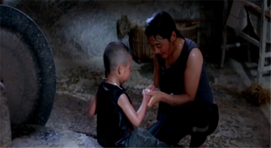 萧萧：12岁童养媳背着小丈夫“偷尝禁果”，喜剧的结局藏着悲鸣