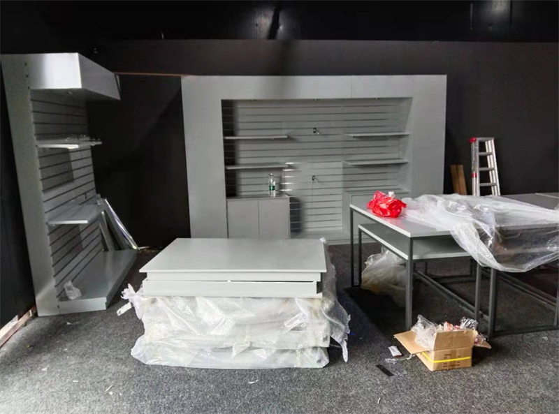 惠东双月湾服装展示柜，来看看烤漆柜在服装展柜上的应用