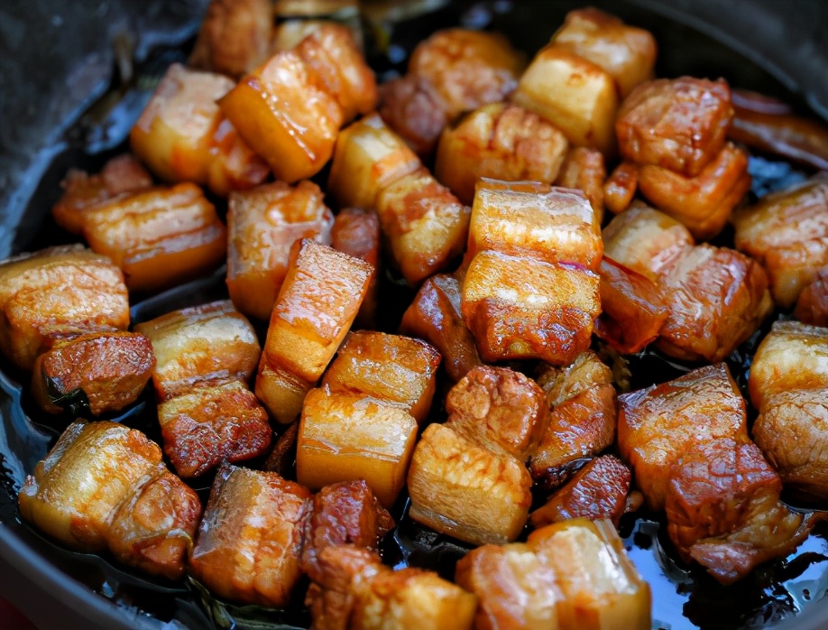 60岁大厨透露：炖红烧肉时，掌握3点技巧，肉软烂香嫩不发柴