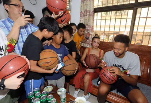 美国nba有哪些华人(现役唯一有中国血统的NBA球员，曾来深圳认亲，现已被录入家谱)