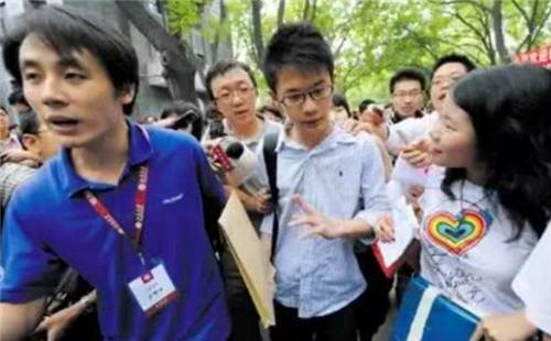 高考状元收到北大录取通知书后，却因父母的过错，被强行收回