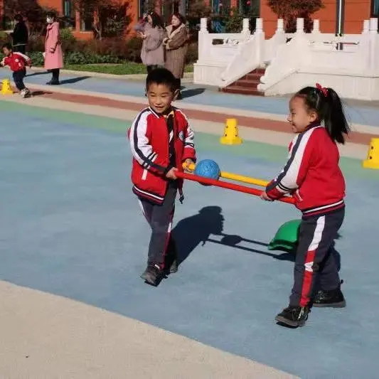 南阳市第二完全学校幼儿园萌娃出击 快乐运动