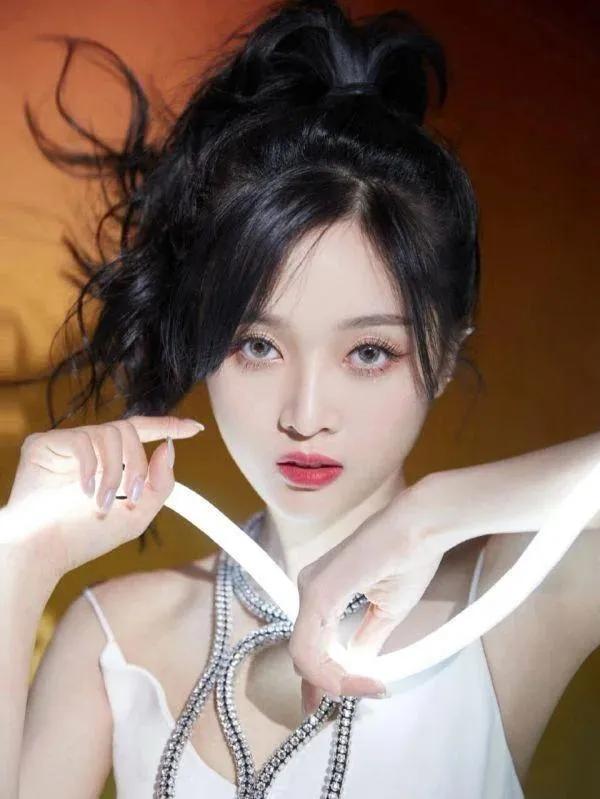 白色系的吴宣仪