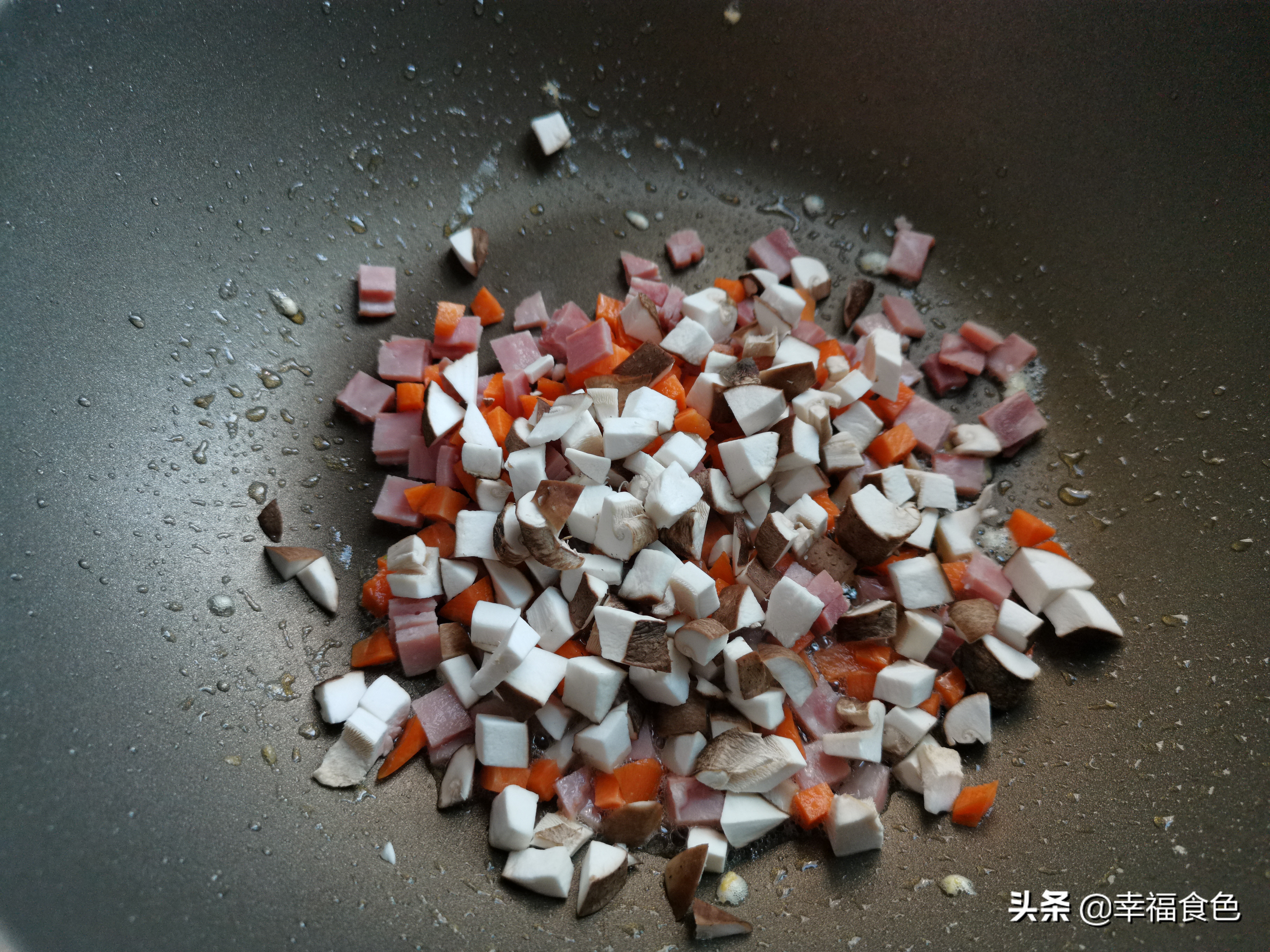 老干妈炒饭怎么做（家常美味老干妈炒饭锁住家人的胃）