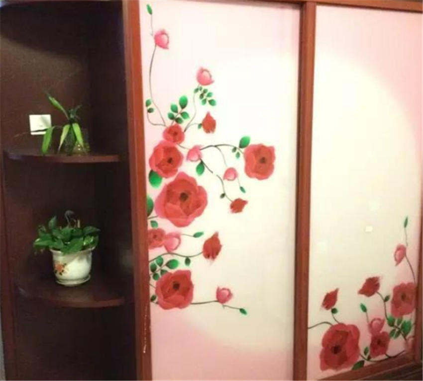 床头装浴霸、电视墙闪佛光？看完爸妈装的土丑房，突然想哭