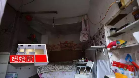 公婆、亲妈、夫妻俩住同一家，纸板隔成3间房，窄小难转身，隐私成谜
