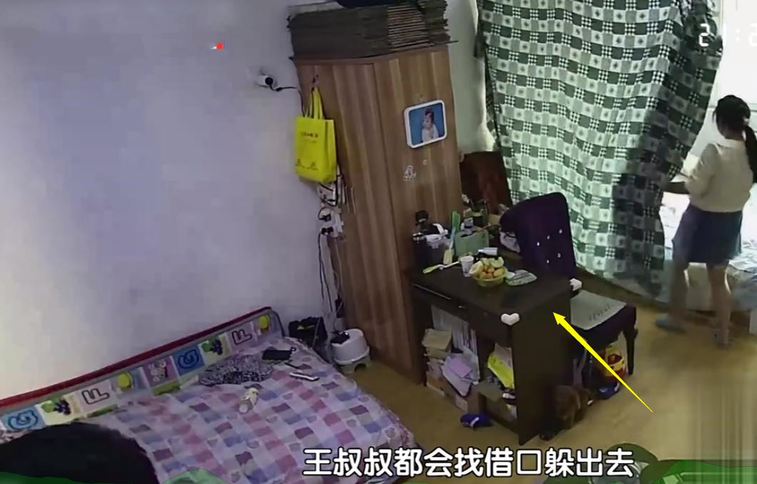 北漂夫妻蜗居38平，为照顾孩子让公婆睡客厅，每晚11点后回家