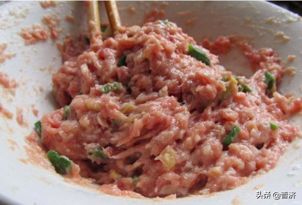 汆丸子肉馅调制技巧：如何调配出鲜美多汁的纯肉饺子馅料