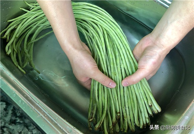 四川泡酸豆角正宗做法，做好这一步，豆角酸脆好吃，泡菜水不生花