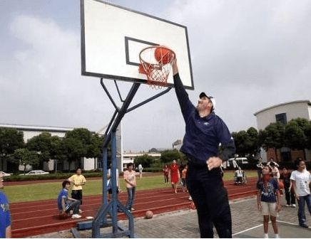 为什么nba扣篮篮下站人(这绝对不是P图，在NBA真有人能实现“站扣”现役2人上榜)