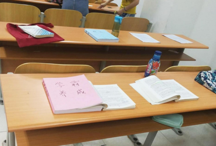 清华教室实拍图，“内卷”趋势越发严重，高学历低素质遭群嘲