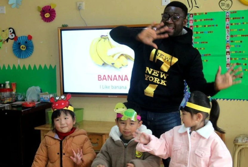 浙江这所大学招生遇冷，有专业位次下降1万多，或与黑人外教有关