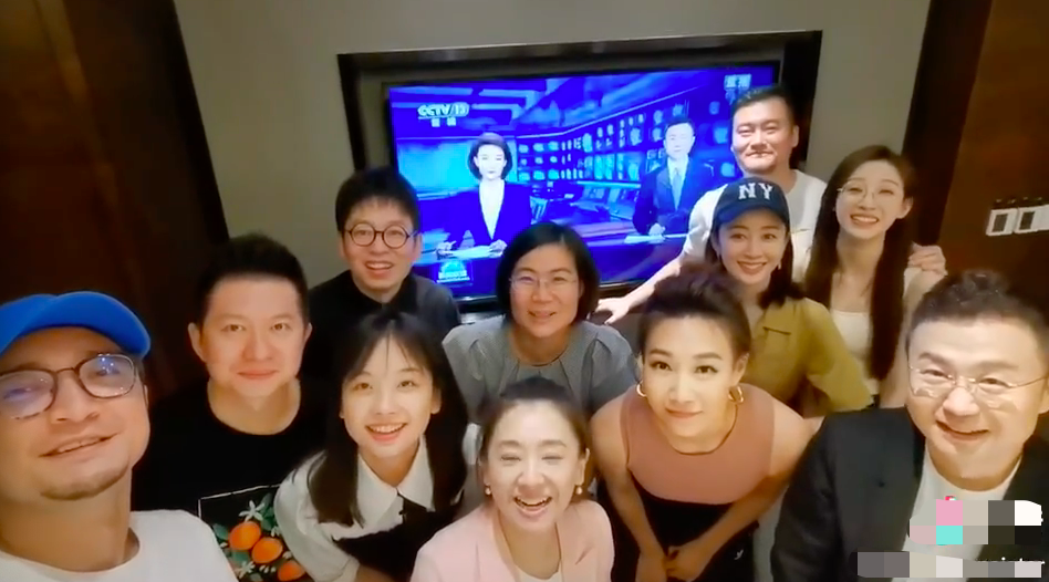 央视天团聚会！李梓萌穿露肩装颜值出众，仨新晋美女主持同框比美