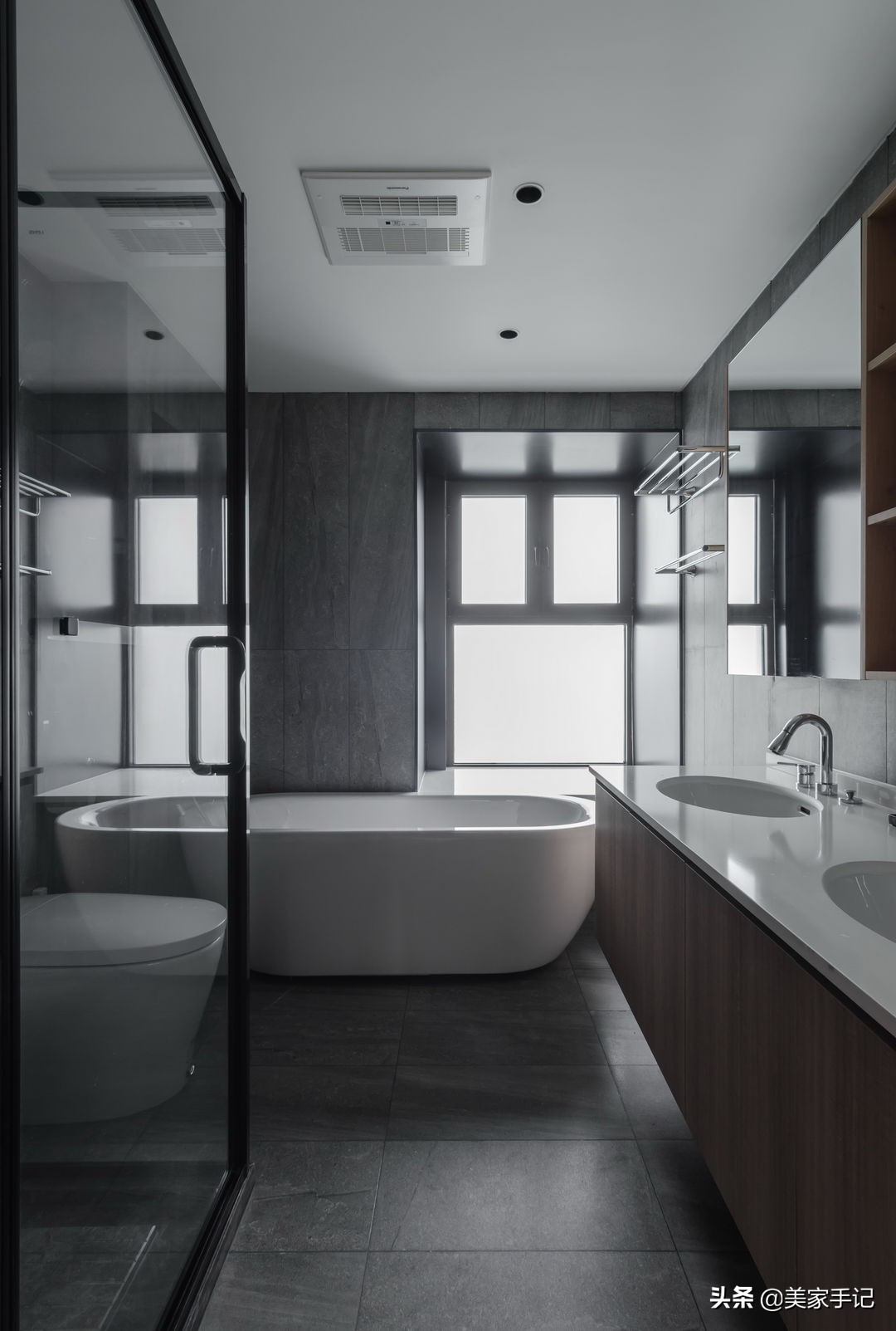 坚持极简主义的江苏夫妇，把家装修得一尘不染，看着都高级