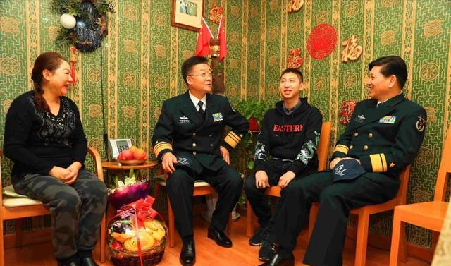 王伟牺牲20年，妻子仍在等他返航，儿子今成海军军官，已服役4年