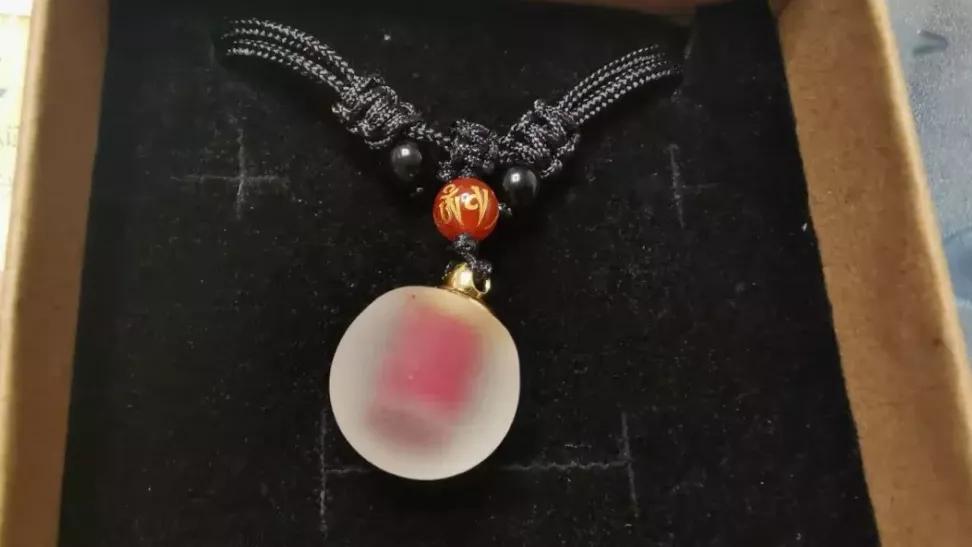 ""如果一个怕疼的女孩子,为了你划手指放血挡灾,千万别辜负她.