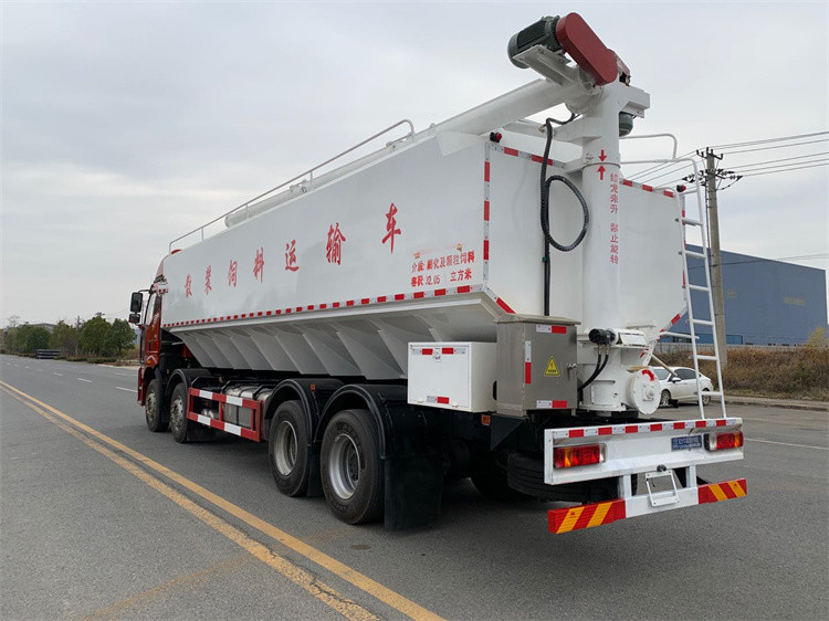 解放前四后八散装饲料车配价格 大马力的一款大型饲料车