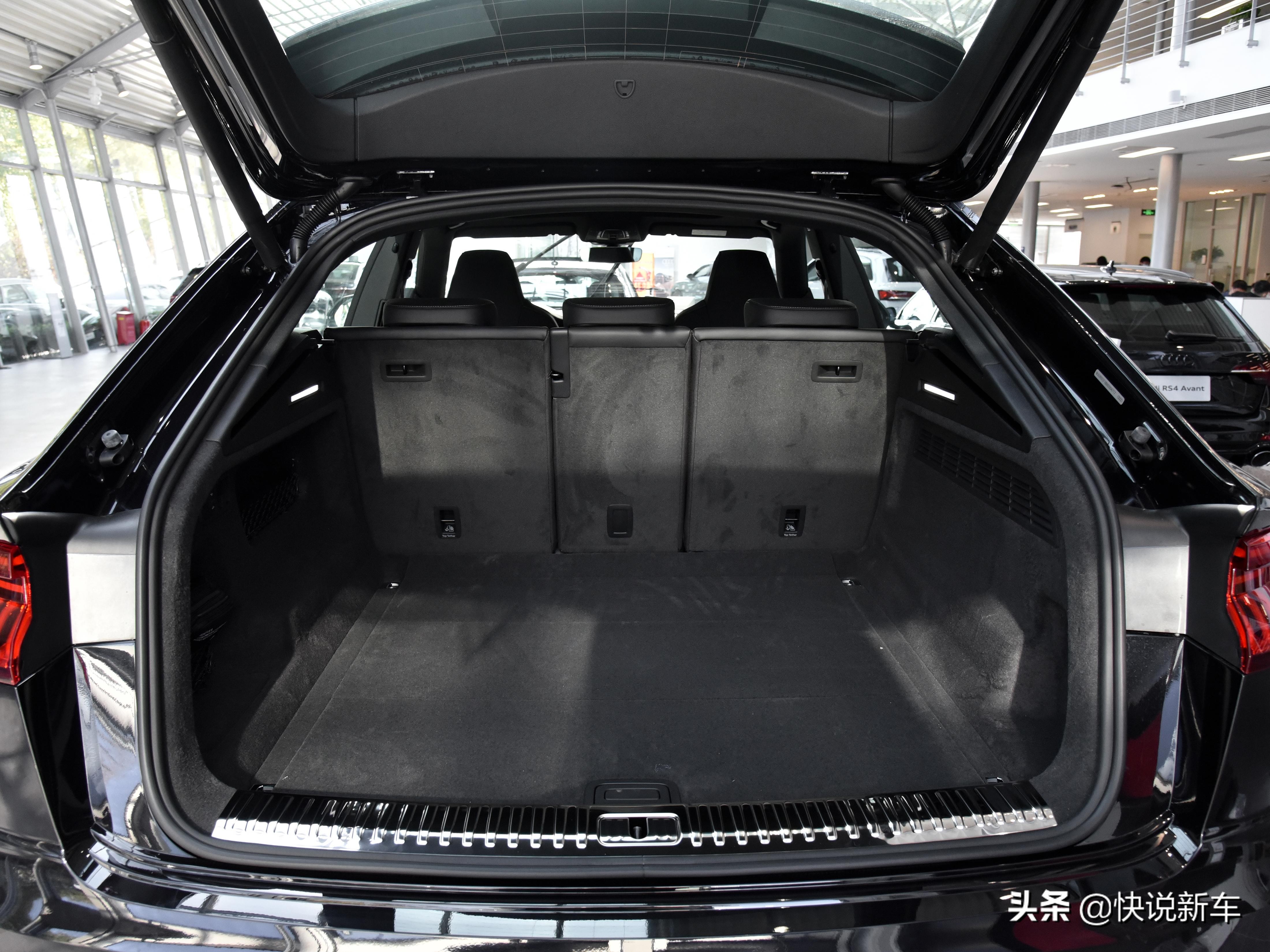 3.0T+300马力，空间内饰双豪华，实拍奥迪Q8