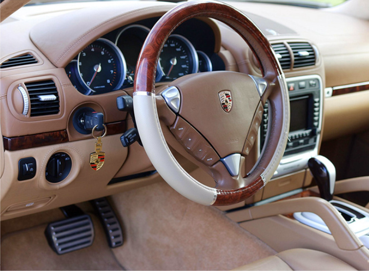 老款独特的方向盘左边钥匙打火开关,相比现款卡宴内饰,确实有点过