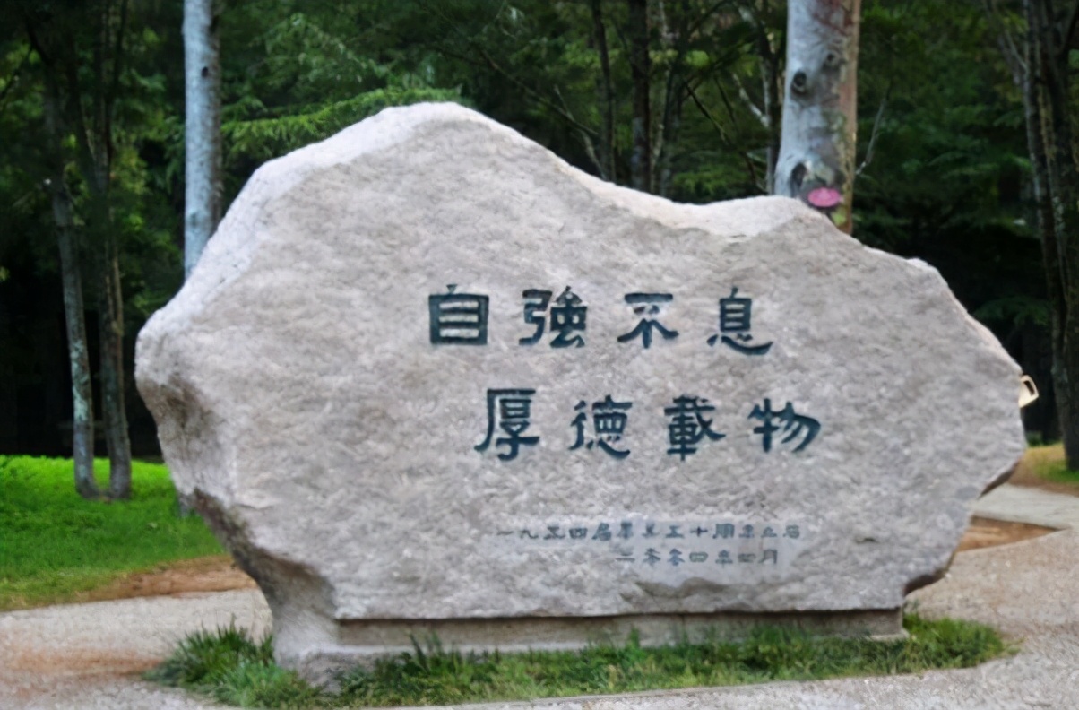 校园建筑独特的几所高校，号称“国产霍格沃茨”，魔幻气息十足