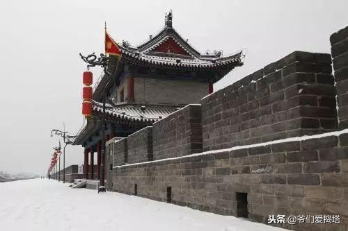 红墙，白雪，琉璃瓦，大雪压青松