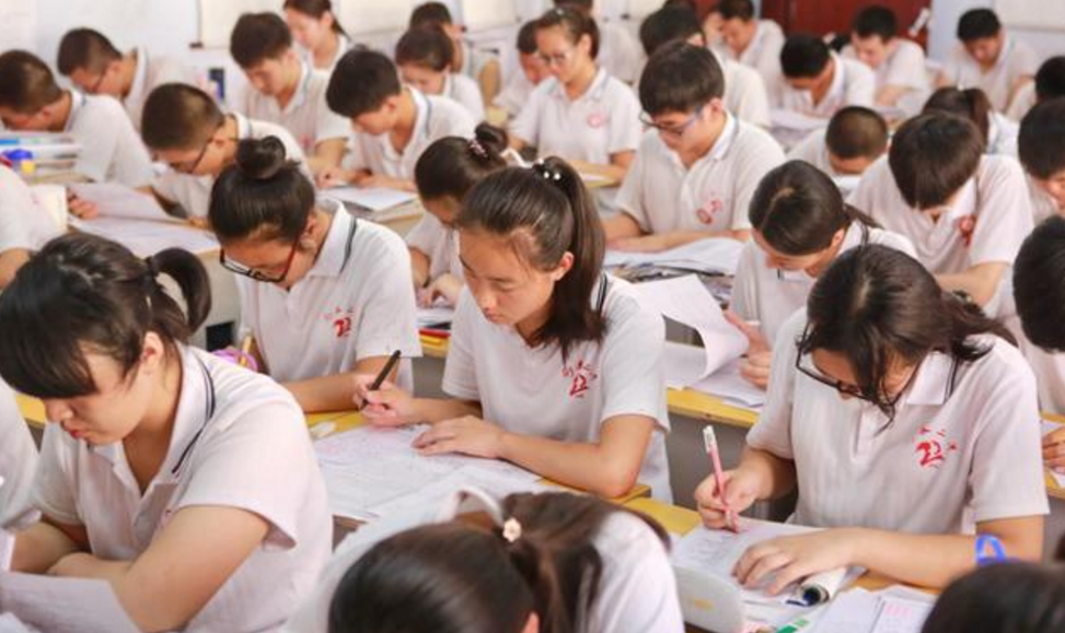 立志“拱白菜”的张锡峰，高考分数曝光，无缘清北遭网友奚落