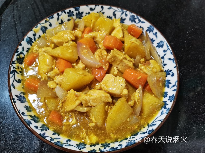 做咖喱鸡胸肉加2步和1物，肉嫩香浓，配上白饭，简直不要太好吃