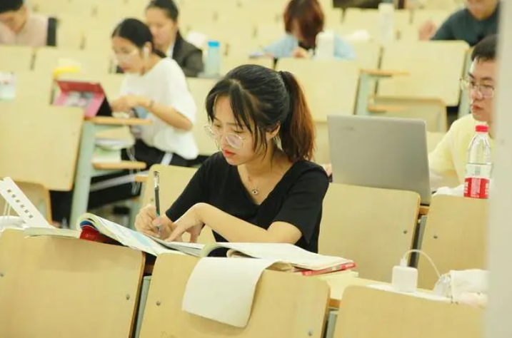 读大专的学生算不算大学生？众人看法不一，教育部门做出如此回答