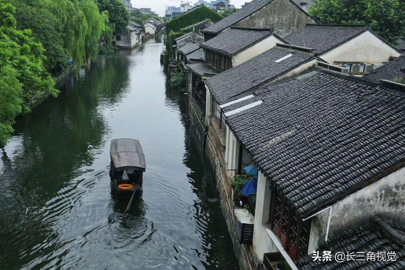 "东西苕溪,源于天目,横贯湖城,合为霅溪,汇入太湖.