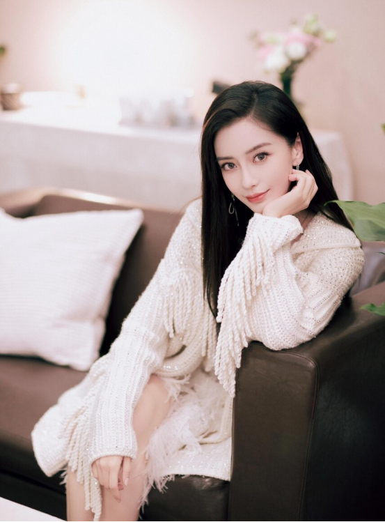 32岁杨颖最新写真,白色流苏套装配长发,很有"公主"气质