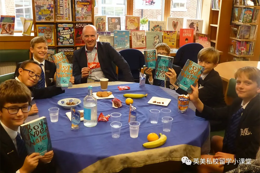 明星子女都读的德威公学，带你逛逛它的图书馆，顺便带走这份书单