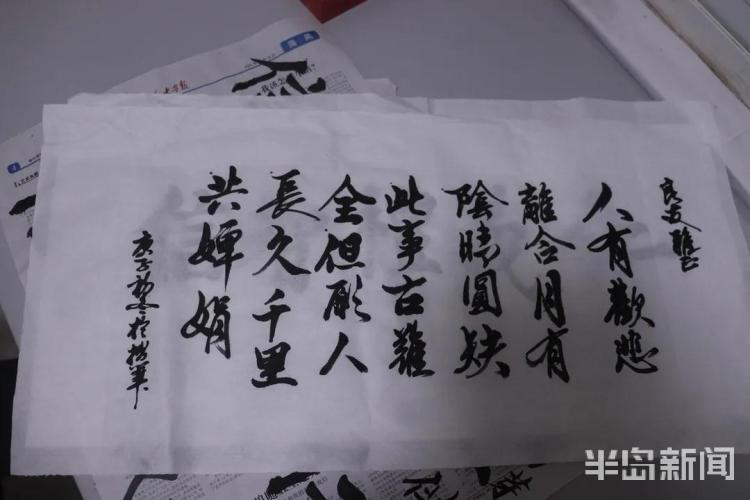 青大有个“宝藏门卫大爷”：62岁每天在保安室练字，上门求字的学生络绎不绝……