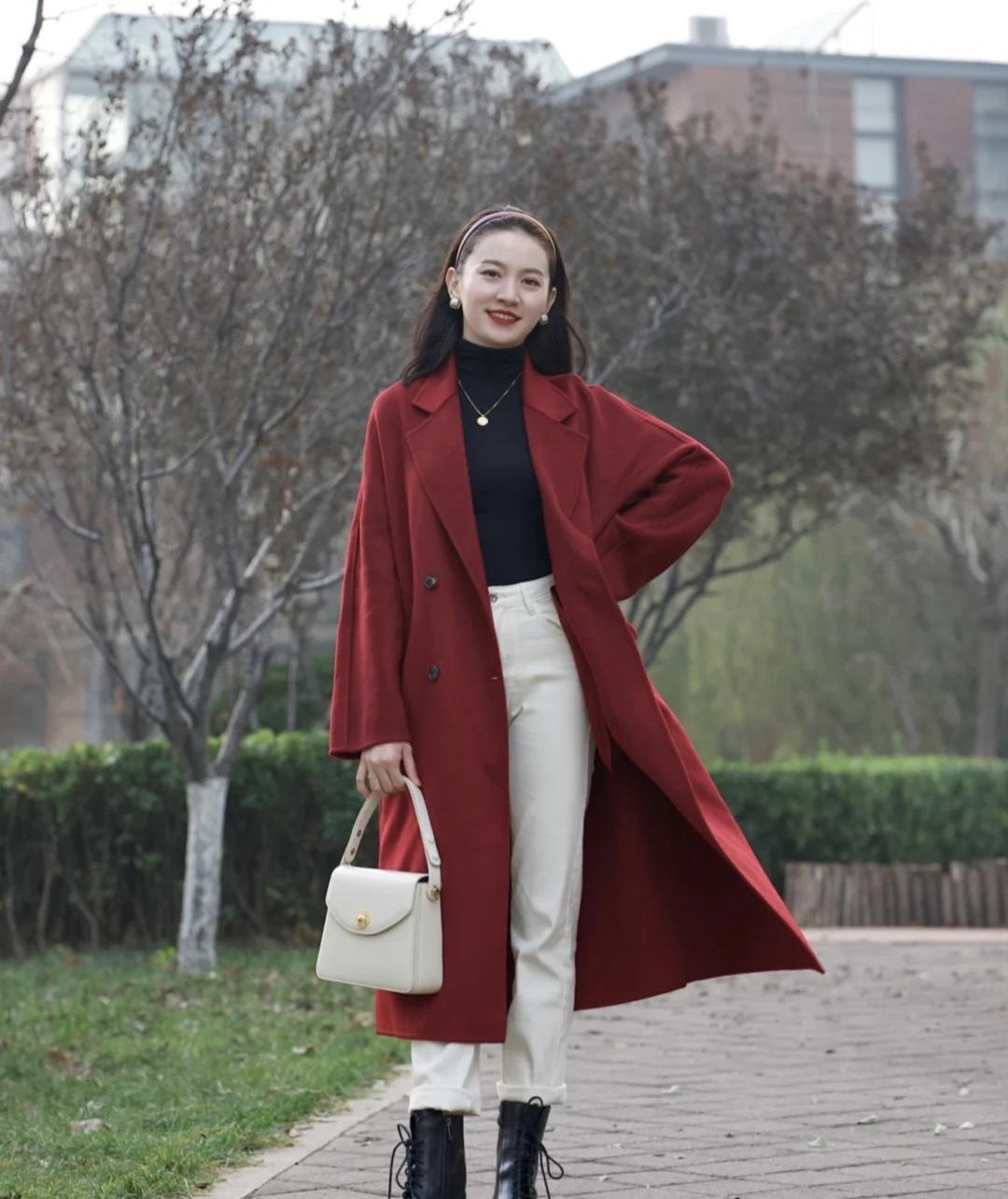 今年流行“红色大衣”，搭配牛仔裤、小白裤，高级时髦又chic