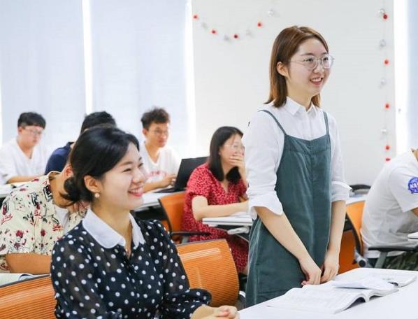 清华大学课改惹争议，700多门课程将用全英文教学，师生叫苦不迭