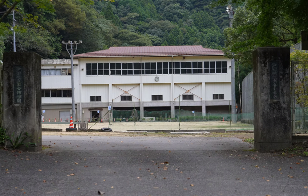 80后的他买下废弃学校，独居的日子一过就是7年，虽孤独却很自由