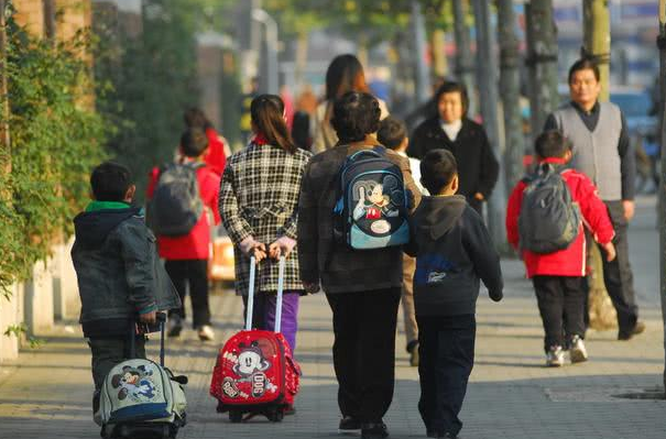 教育部发布通知，中小学将调整上课时间，学生们也能睡到自然醒了