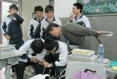 教室喧闹如市，书声笑语交织成一片欢乐海洋