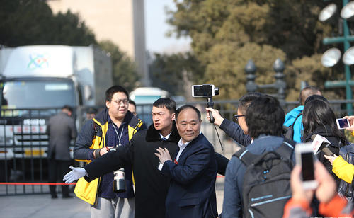 从农村“放牛娃”，到90亿收购奔驰母公司，李书福是怎么做到的？