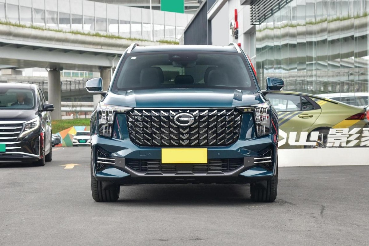 能跑又少吃“草”的SUV，轴距2920mm，配丰田混动，带你看传祺GS8