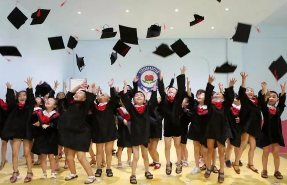 幼儿园毕业照来袭，创意不输大学生，孩子开心家长不满：有啥意义