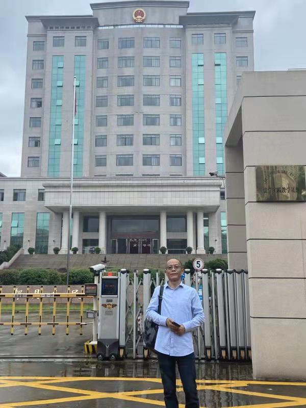 高速路150米内三个限速牌，前两个限速100第三个80，律师超速被罚，起诉交警大队限速标识混乱误导人