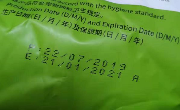 我买的比乐狗粮里面有好大一坨狗粮，真的好大一坨，是为什么啊？