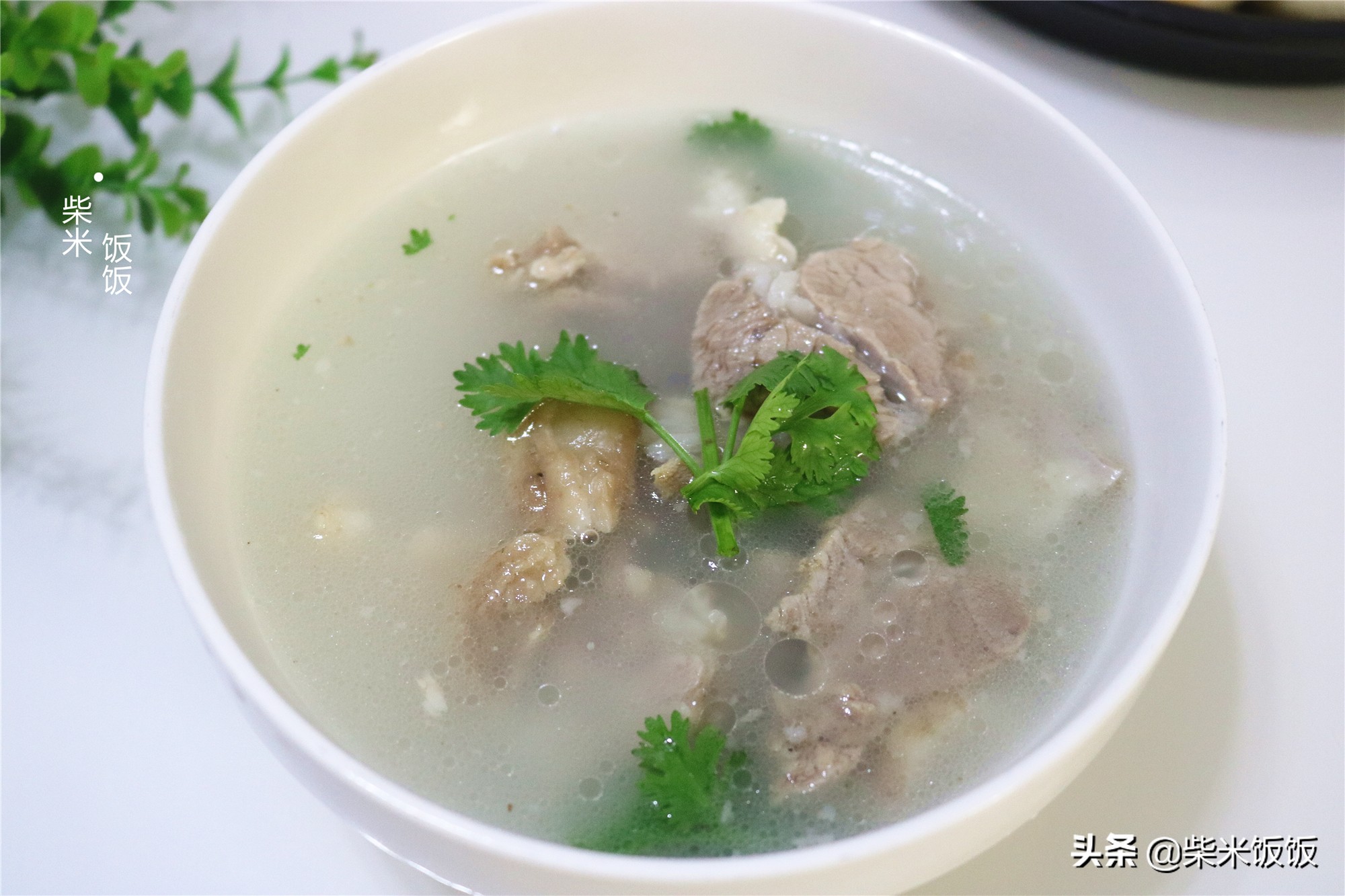天冷了，炖一锅羊肉汤暖暖身，做法很简单，鲜香无腥味