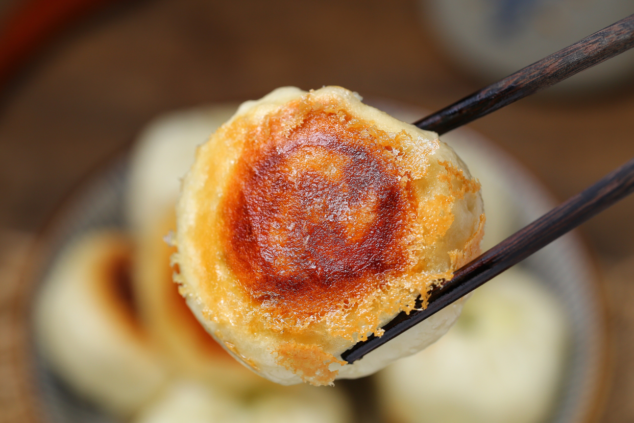 包子煎着吃，脆底鲜香咬一口冒汁儿，做法简单比外面卖得好吃多了