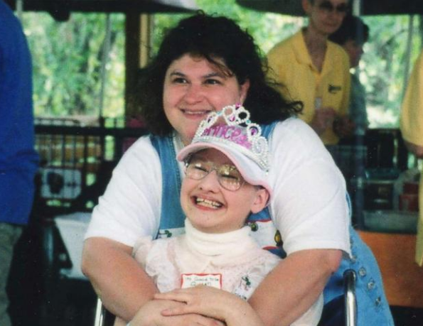 美国“残障女”联合男友杀害亲生母亲，得手后：那个婊子死了