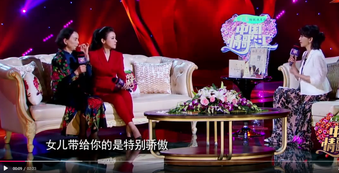 43岁享副师级待遇，经常带患抑郁症母亲工作，近况曝光她孝行被赞