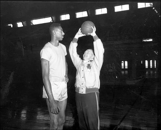 nba篮筐直径为什么好大(1954年，NBA史上唯一一场篮筐高度3.66米的比赛，这场比赛太特殊)