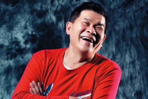 “家里有一个童话妻子”男人充满了曝光！他从未收到从年龄的新年事件的联盟。